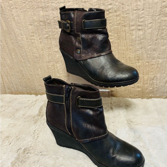Stylish Black Ankle Boots - Picture 2 of 6